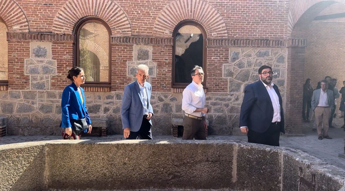 Las autoridades visitando las instalaciones del antiguo Matadero