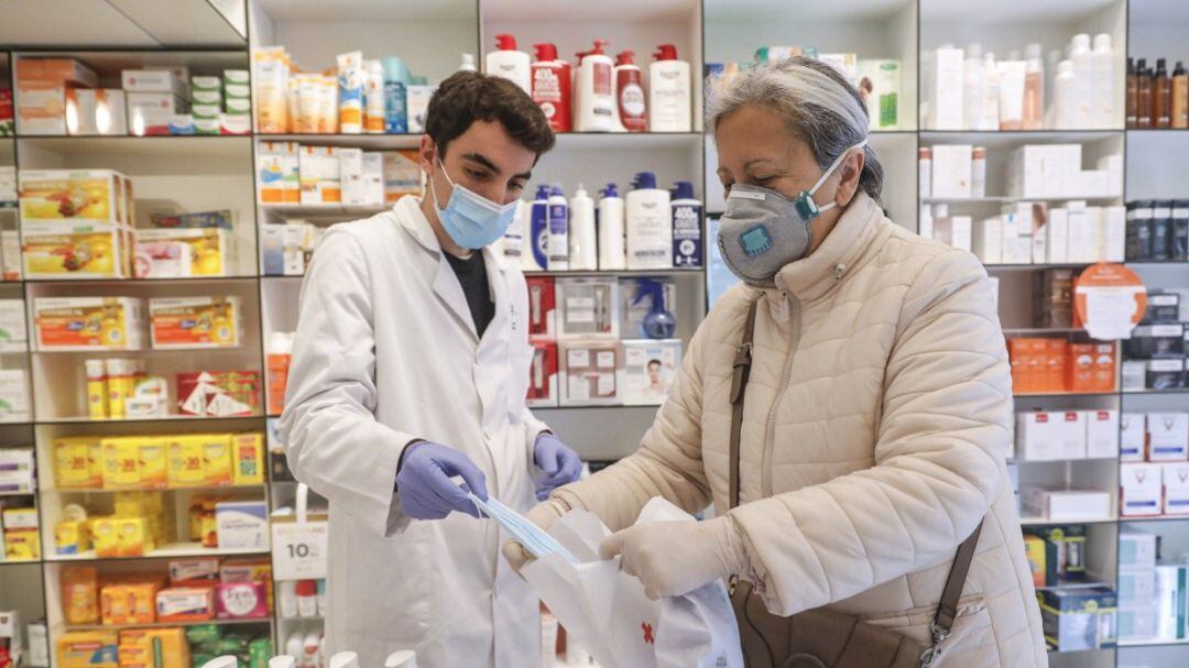 Las farmacias solo emitirán los certificados de las personas residentes, un dato que comprobarán a través de la Tarjeta Sanitaria Canaria