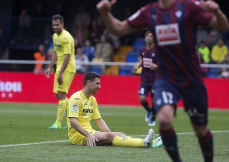 El defensa italiano del Villarreal Daniele Bonera lamenta el gol marcado por el Eibar.
