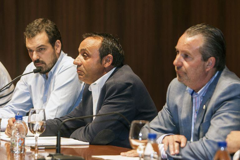 Honorato Meneses en el centro de la imagen