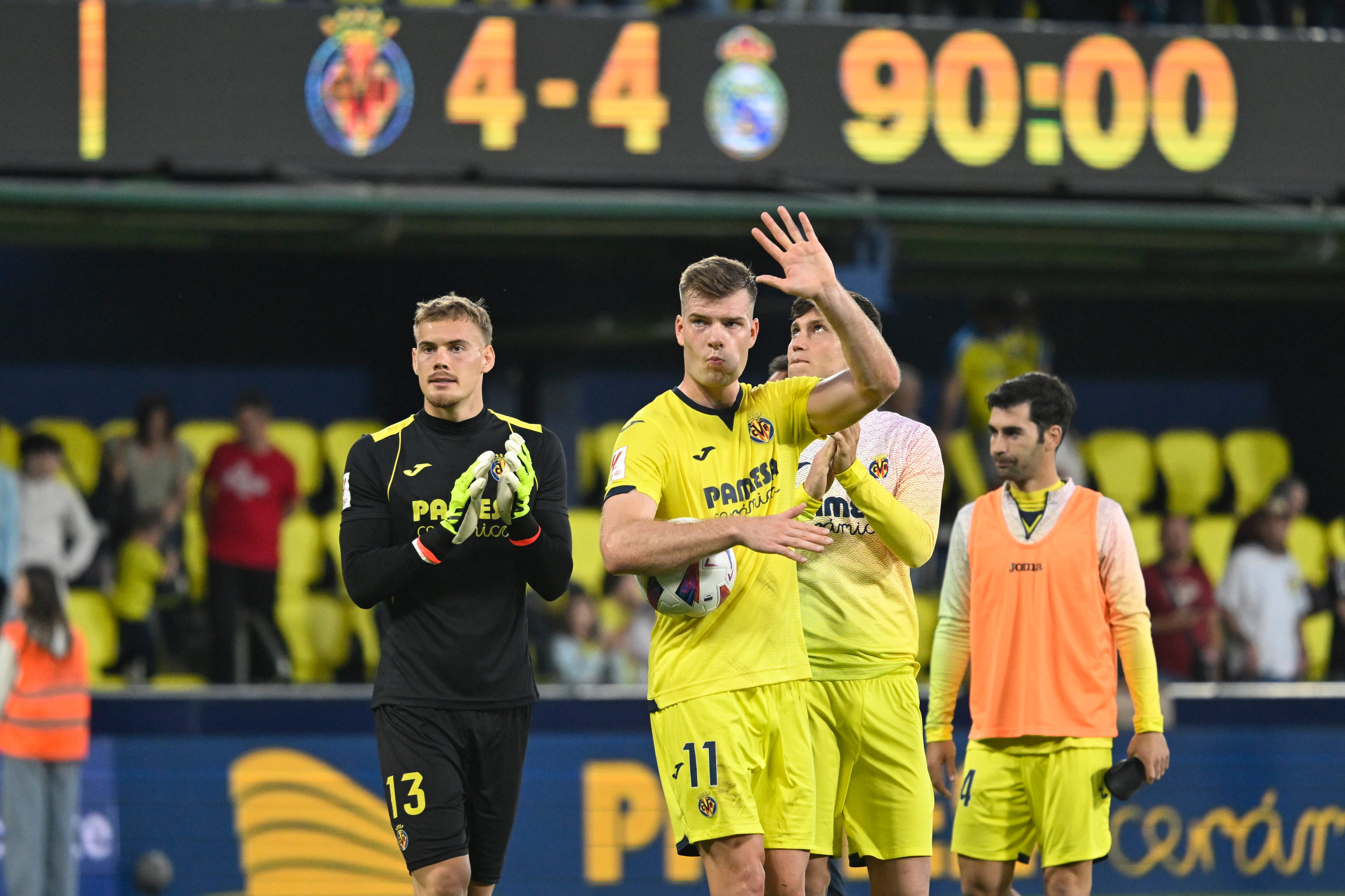 VILLARREAL, 19/05/2024.- El delantero noruego del Villarreal Alexander Sorloth (c) tras el encuentro correspondiente a la jornada 37 de Primera División que Villarreal y Real Madrid disputan hoy domingo en el estadio de La Cerámica, en la localidad castellonense. EFE / Andreu Esteban
