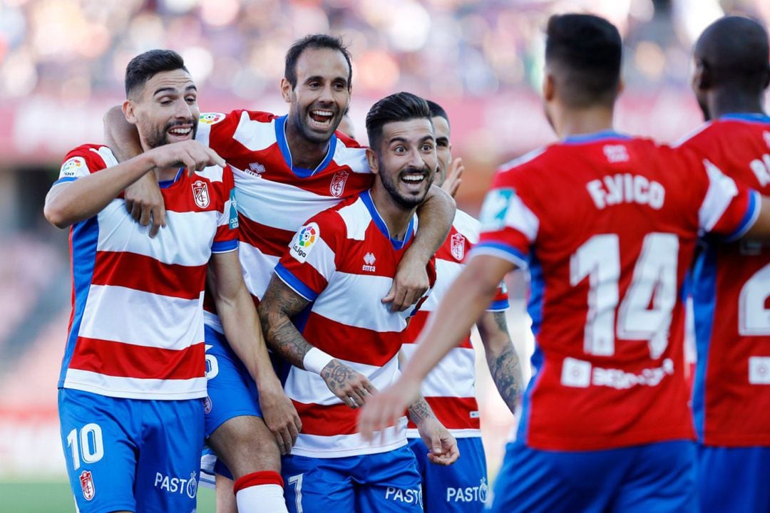 Satisfacción de los jugadores del Granada CF por los goles ante el Córdoba. El partido ha terminado 4 a 2 para los granadinos