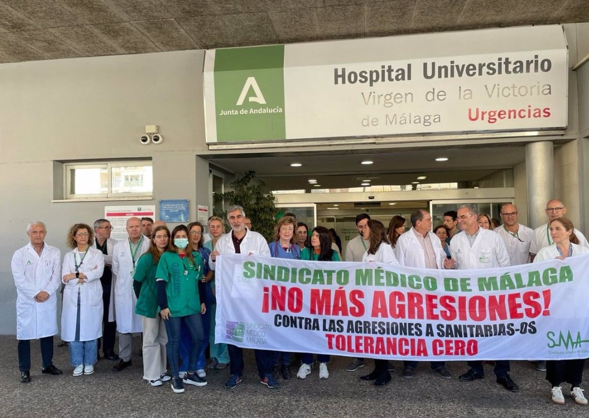 Miembros de la dirección del Clínico, profesionales del servicio de Urgencias y de otras unidades, además de representantes sindicales en un acto de repulsa frente a agresiones