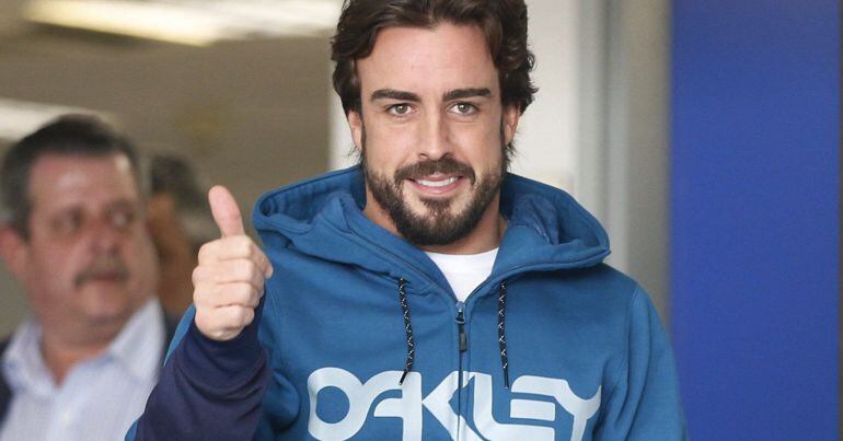 Fernando Alonso, salidendo del hospital tres días después del accidente sufrido en Montmeló.