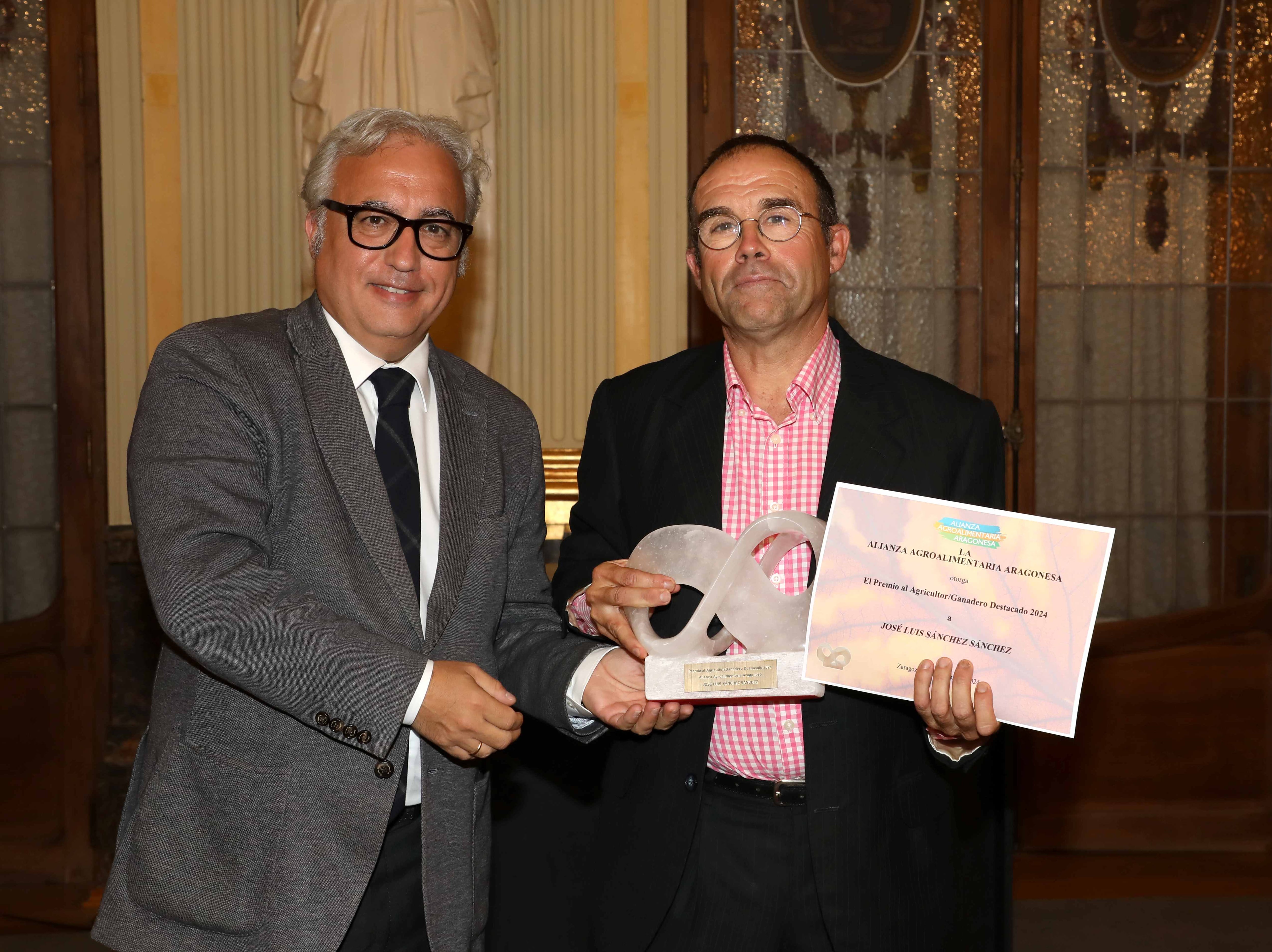 José Luis Sánchez Sánchez ha recogido el premio de manos Javier Rincón. Foto:  Agencia Almozara