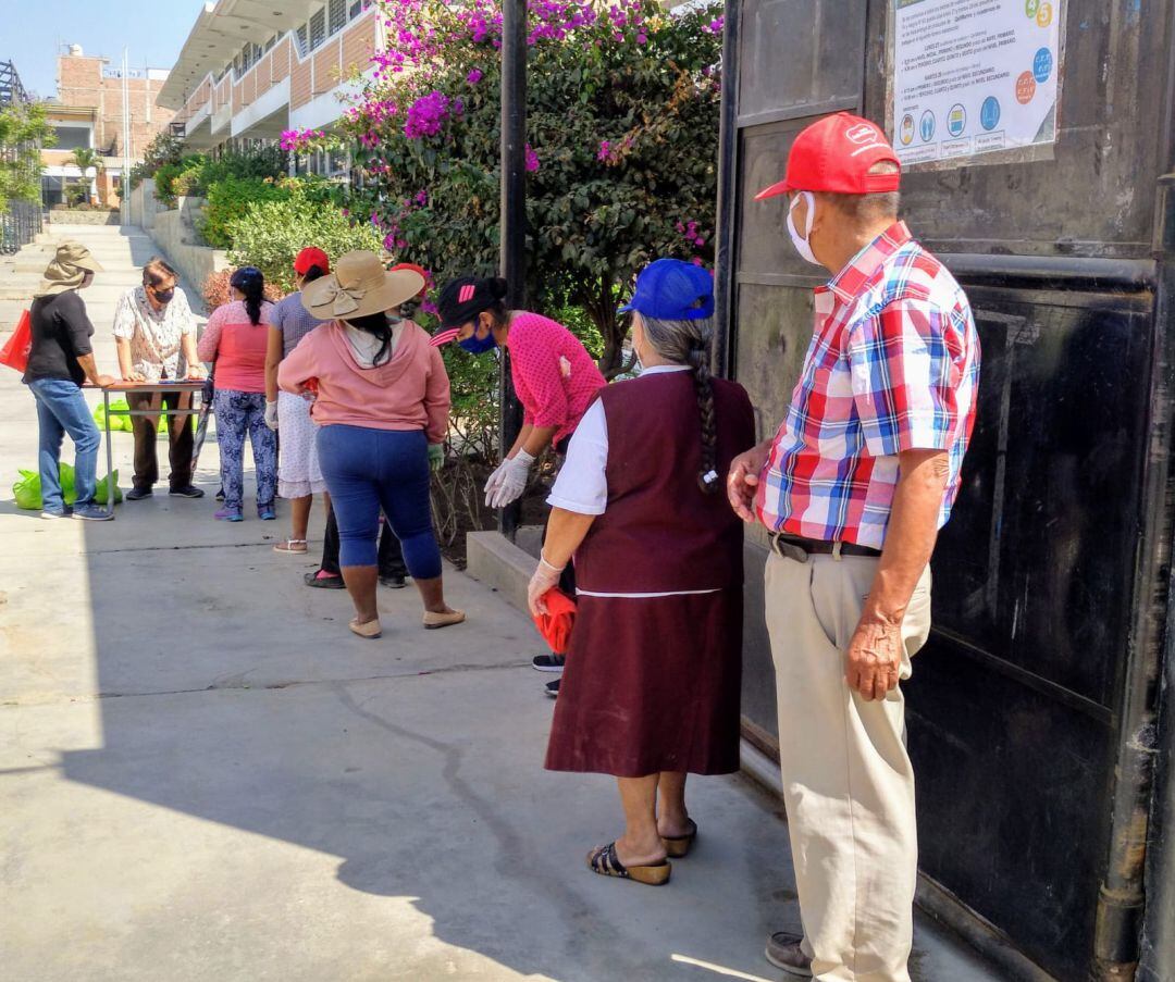 Personas haciendo cola para ser atendidas