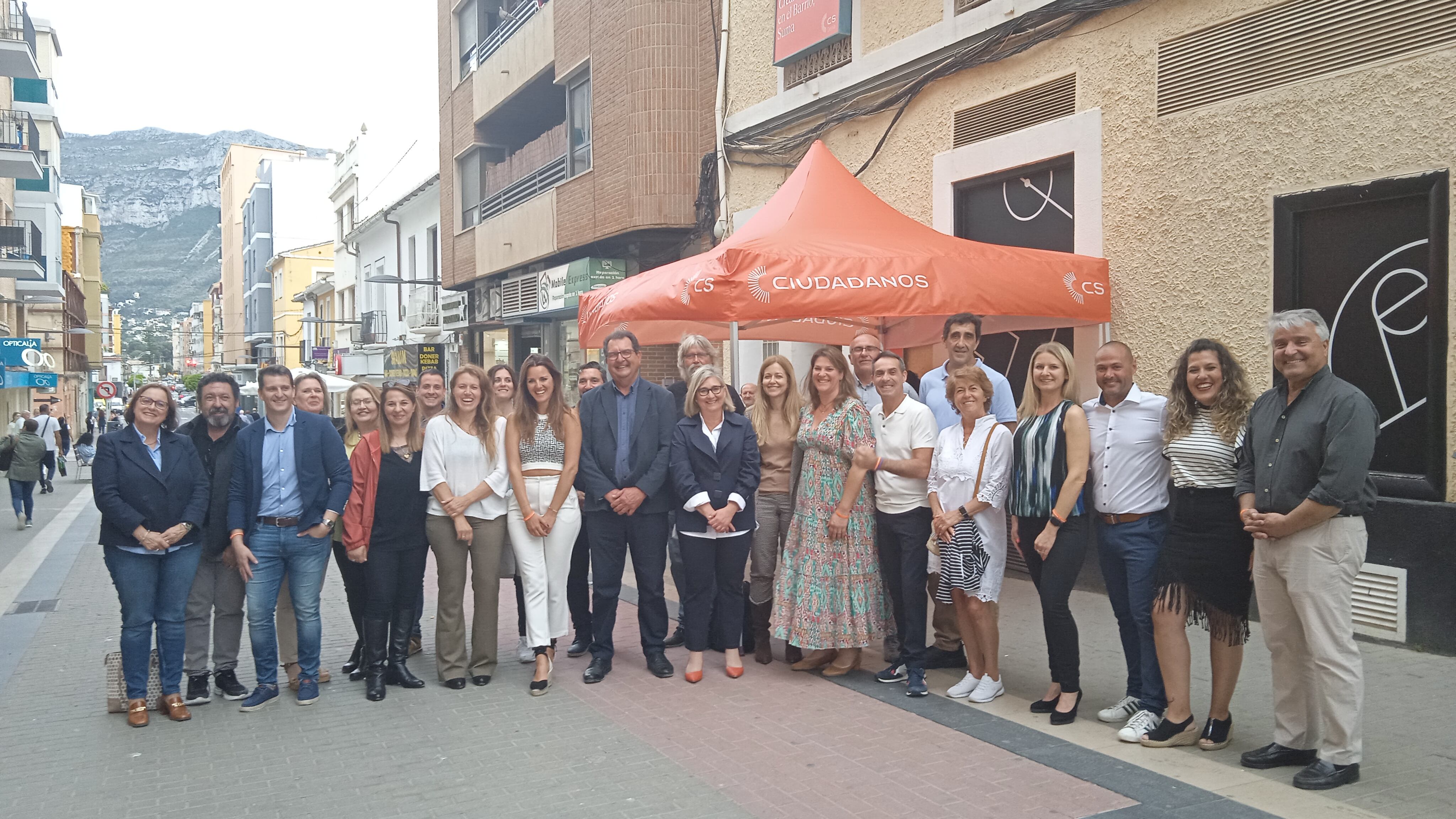 Foto de familia de la candidatura de Cs Dénia con la candidata a la Generalitat Valenciana, Mamen Peris.