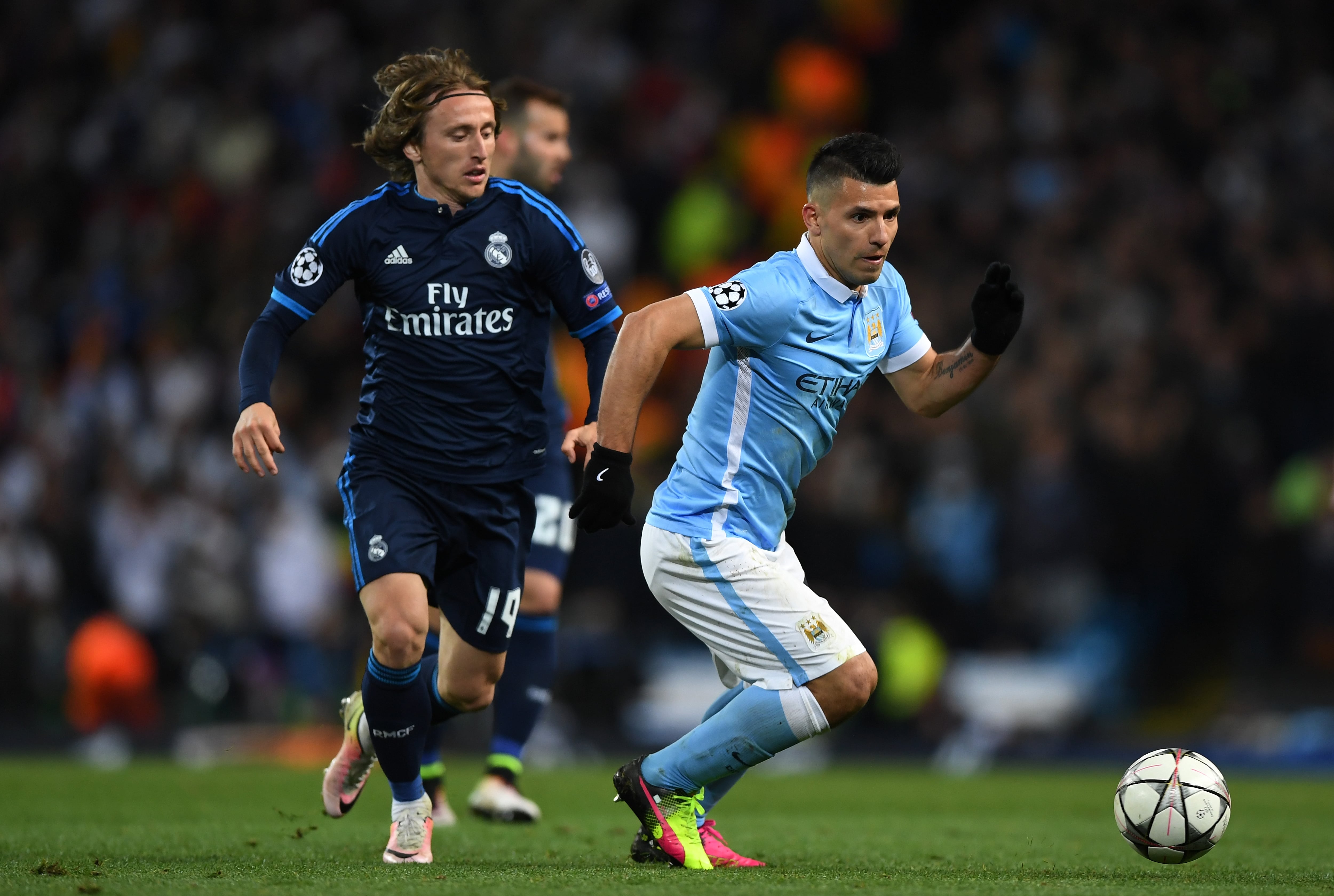 Luka Modric (Real Madrid) y Sergio Agüero pugnan por un balón en un Manchester City - Real Madrid