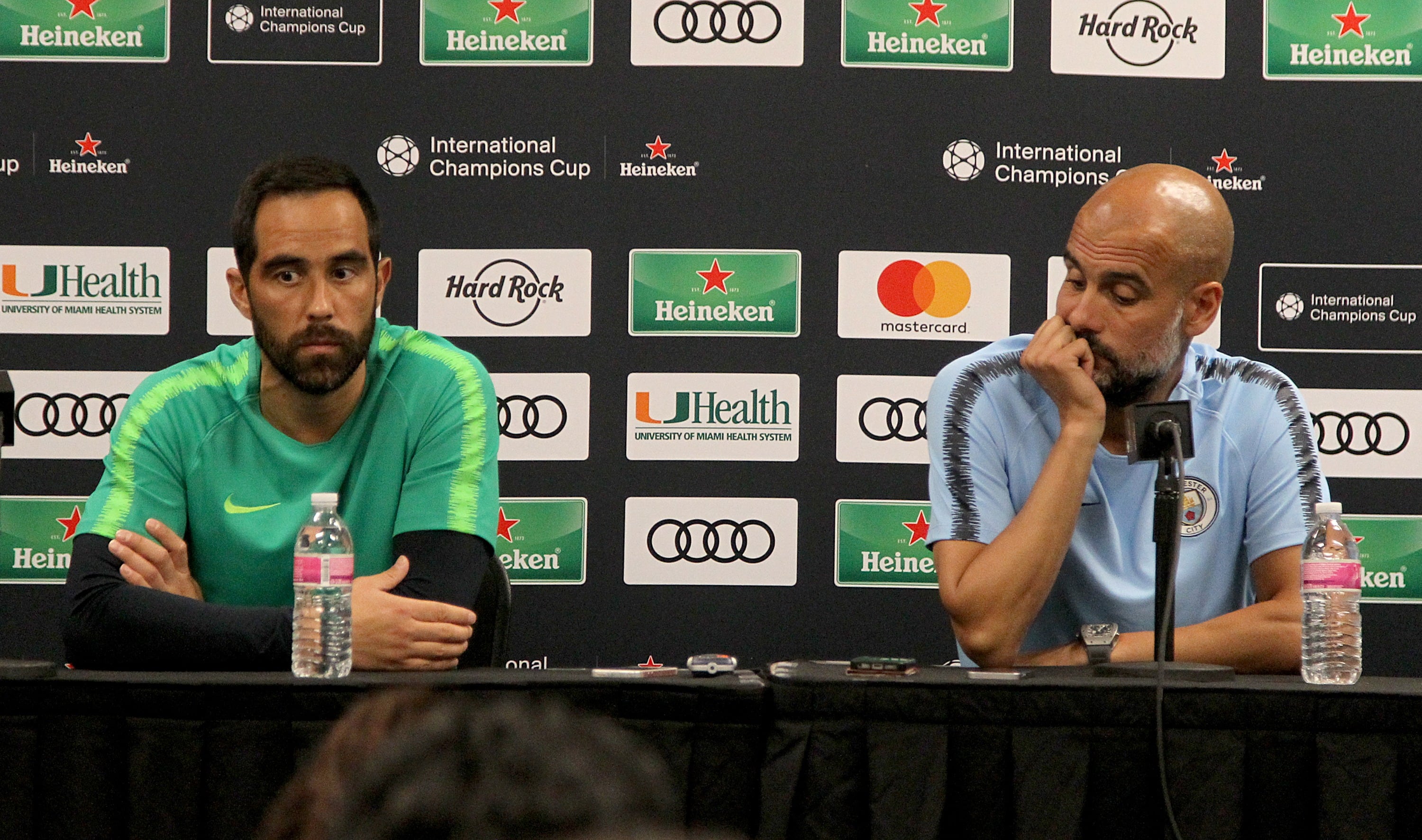 Pep Guardiola y Claudio Bravo juntos en una rueda de prensa con el Manchester City en 2018