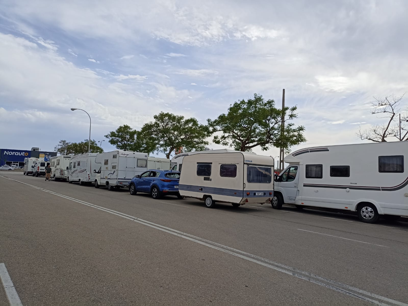 Numerosas caravanas se concentran para salir y desfilar por las calles de Palma.