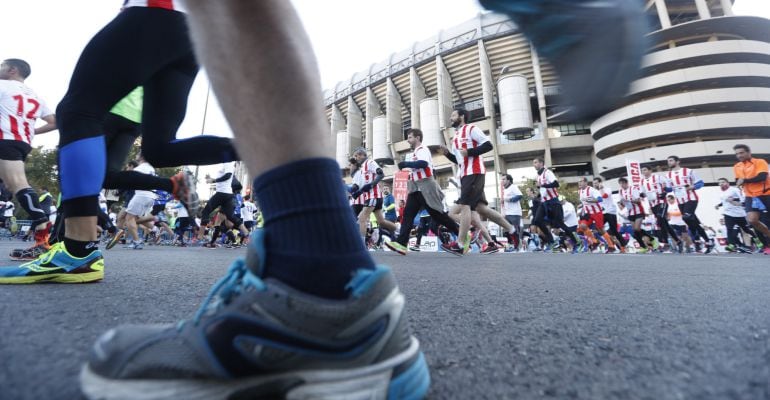  Varios participantes en el Derbi de las Aficiones, la carrera popular de 10 kilómetros que recorre la ciudad de Madrid desde el estadio Santiago Bernabéu hasta el Vicente Calderón, al inicio de la prueba en la que suelen competir aficionados de los dos e