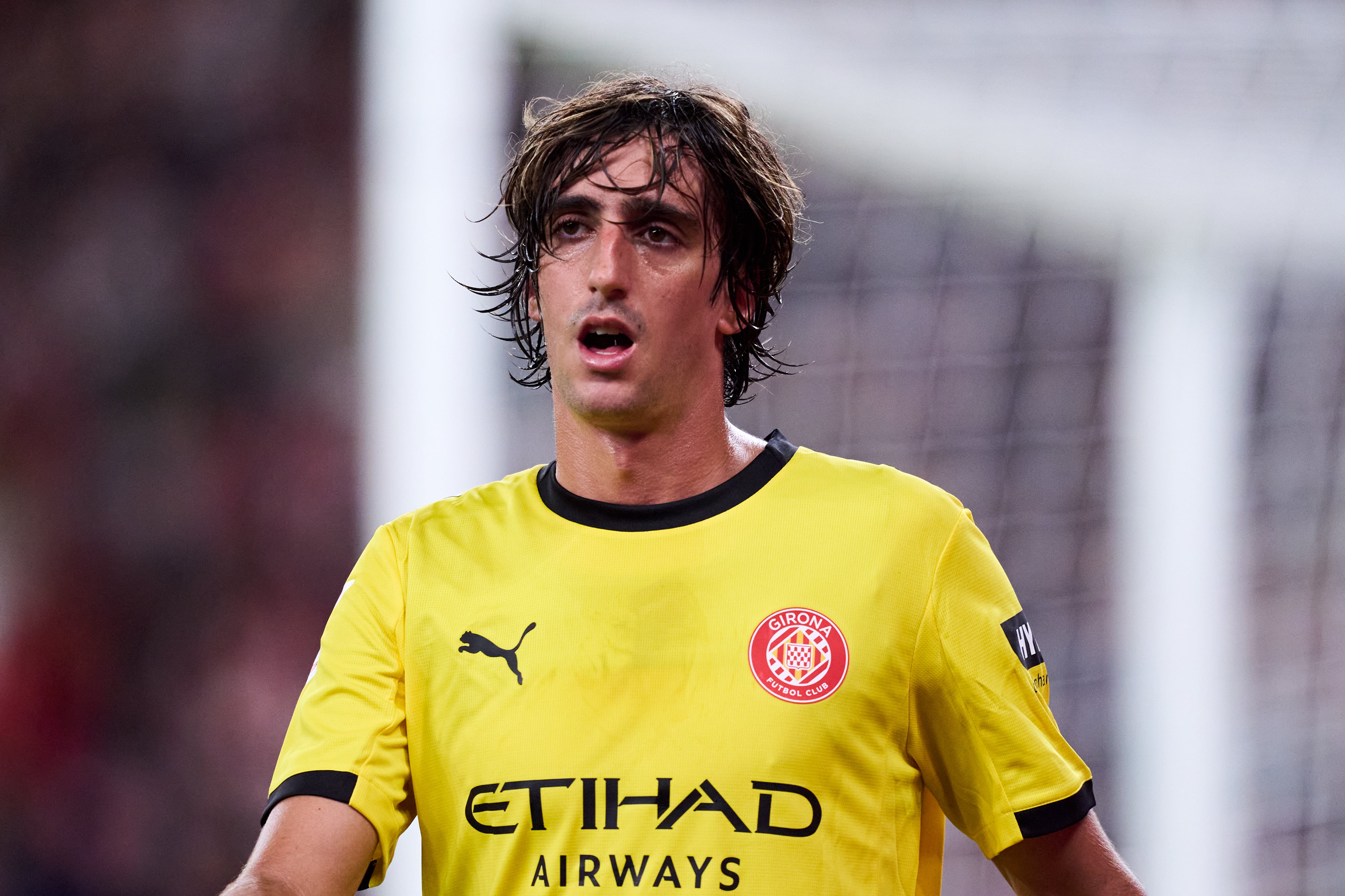 Bryan Gil disputa un partido con el Girona FC en San Mamés