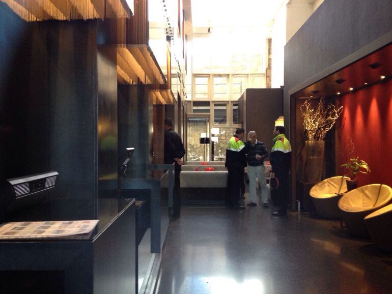 Els mossos parlant amb responsables de l’Hotel Olivia Plaza de Barcelona diumenge després de l’aparició del cadàver de la noia