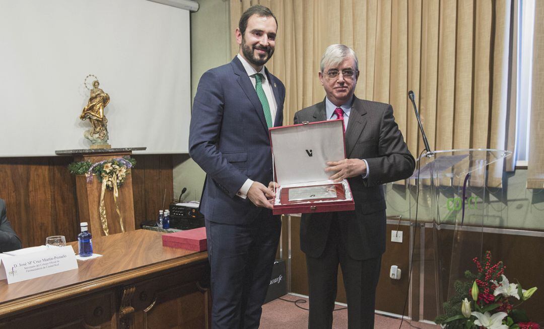 El presidente del COF Ciudad Real y del Consejo de Colegios de Farmacéuticos de Castilla-La Mancha, Francisco José Izquierdo Barba junto a Julián Creis