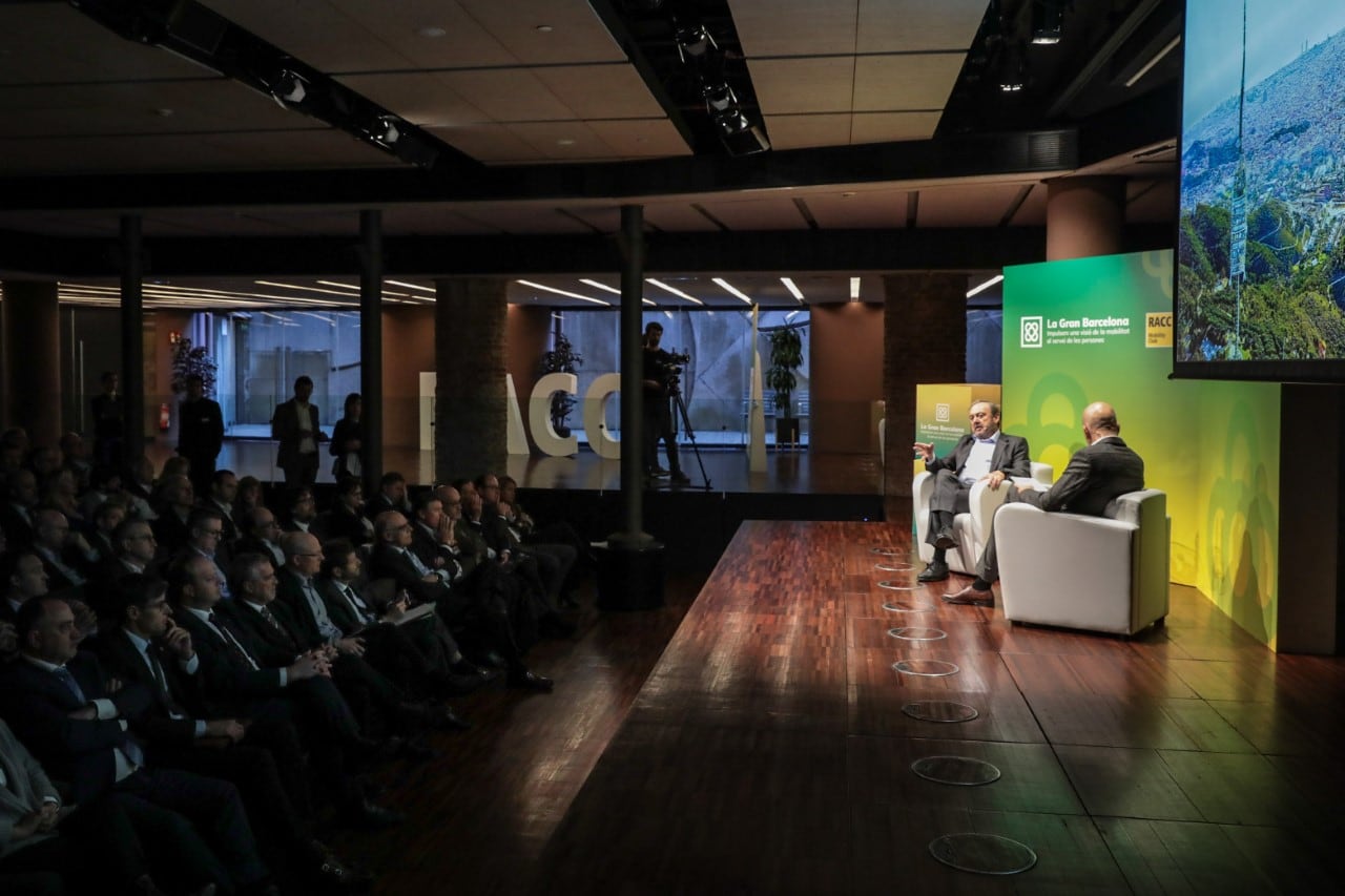 El president del RACC, Josep Mateu, amb el periodista, Xavi Coral, a la Pedrera.