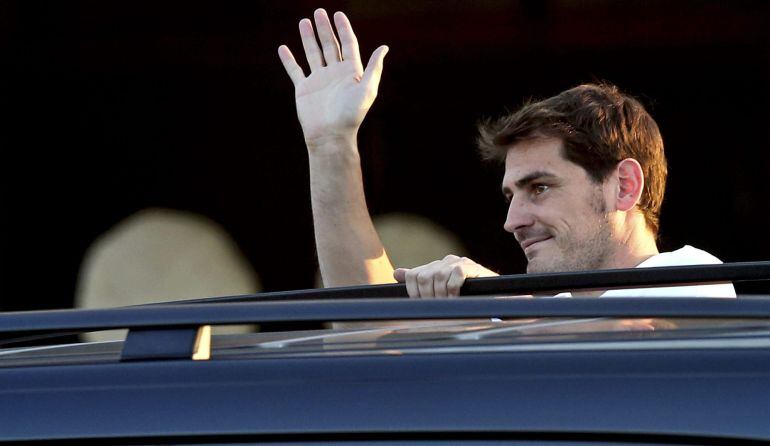El guardameta saluda a aficionados a su llegada al aeropuerto de Sá Carneiro de Oporto, Portugal.