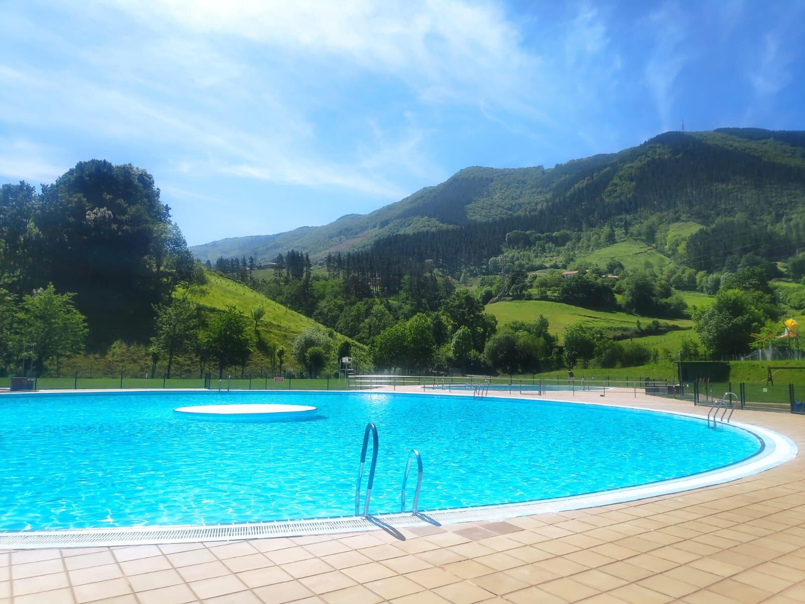 Imagen de la piscina descubierta de Mintxeta, en Elgoibar