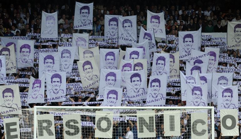 El Bernabéu, durante un homenaje a Juanito