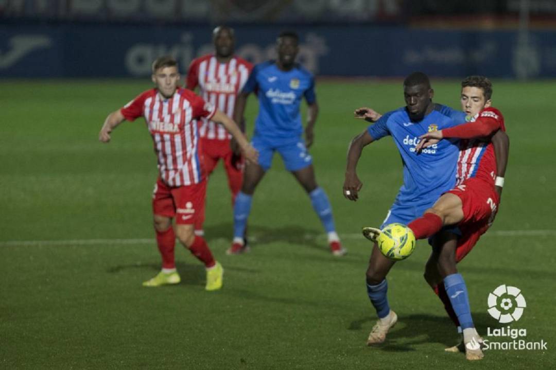 Gragera marca a Kanté durante el partido del Fernando Torres.