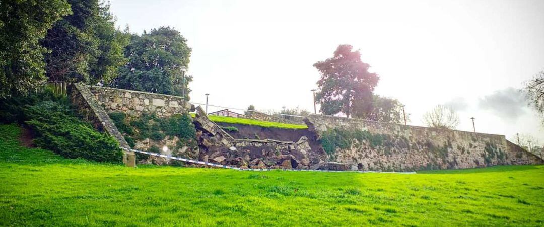 Muro derrumbado en el parque de Oza