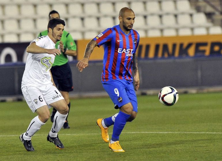 GRA345. ALBACETE, 05/12/2014.- El delantero brasileño del Levante, Rafael Martins de Souza (d), intenta controlar el balón ante el centrocampista del Albacete, Carlos Indiano de Marcos, durante el encuentro correspondiente a la ida de los dieciseisavos de final de la Copa del Rey, que han disputado esta noche en el estadio Carlos Belmonte, en Albacete. EFE / Manu.