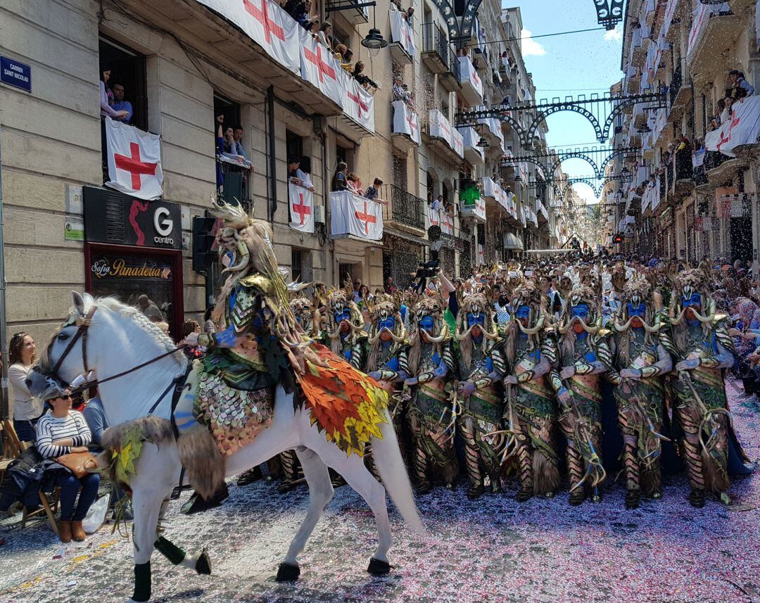La escuadra especial de la filà Muntanyesos en el Alférez de Modesto Moiña de 2019