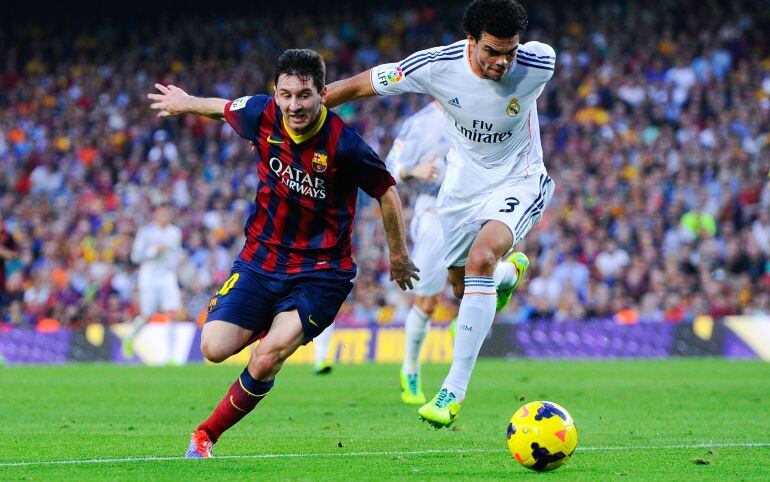 Messi y Pepe, durante un Clásico disputado en el Camp Nou.