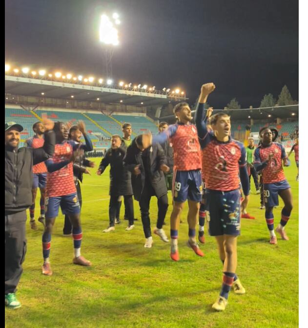 Los futbolistas del Real Ávila festejan el triunfo ante los aficionados desplazados al Helmántico