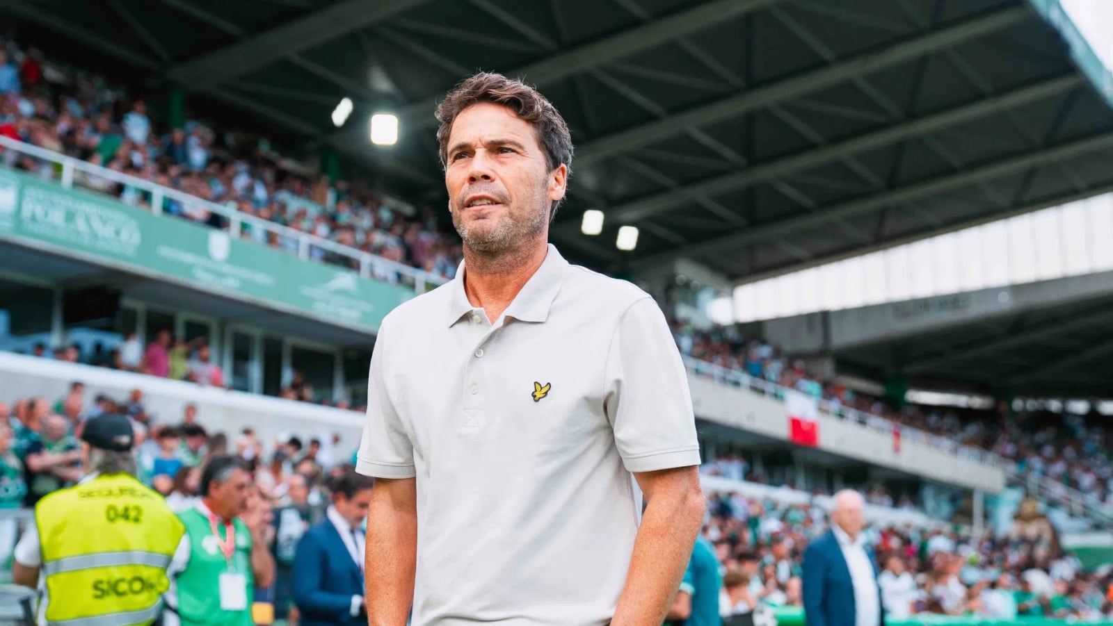 Rubi camino de su banquillo en El Sardinero, que se llenó para recibir al equipo rojiblanco.