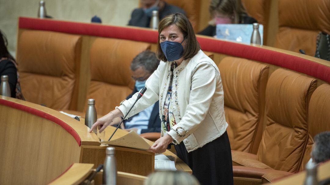 La consejera de Salud, Sara Alba, en una intervención en el Parlamento de La Rioja.