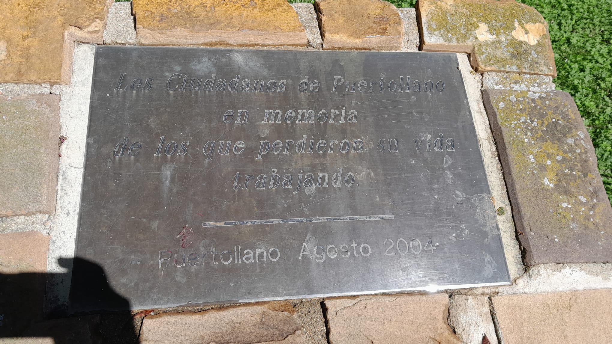 Monolito memorial en Puertollano