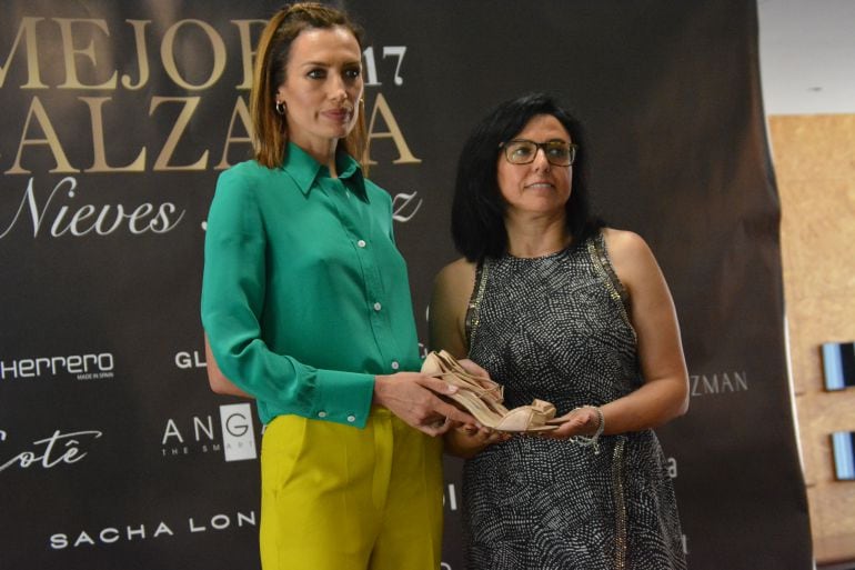 Nieves Álvarez, Mujer Mejor Calzada de España 2017, junto a Loles Esteve, directora del Museo del Calzado de Elda