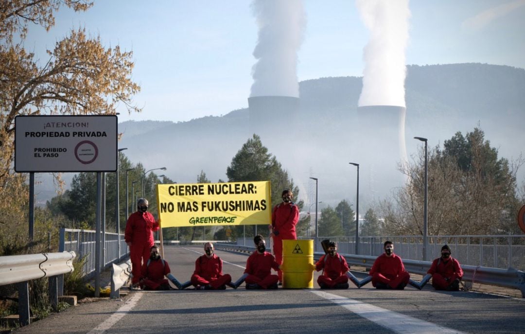 Protesta ante la central nuclear de Cofrentes