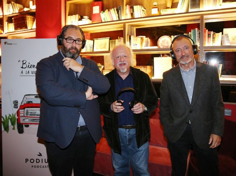 Presentación y audición de &#039;Bienvenido a la vida peligrosa&#039; con (izquierda a derecha) Antonio Hernández-Rodicio, director de la Cadena SER, el actor Juan Echanove y el escritor Arturo Pérez-Reverte