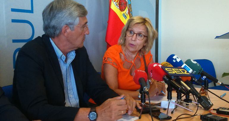 José Luis Rivas, alcalde de Ávila, y Maria Ángeles Ortega, subdelegada del Gobierno