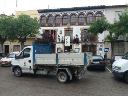 Las banderas del Ayuntamiento de Jódar a media asta, en homenaje a las vícimas del COVID-19