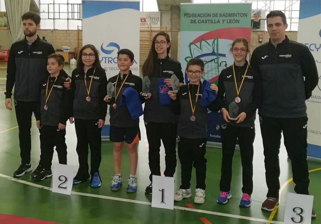 Los volantistas del Club Valonsadero Bádminton premiados, junto a los técnicos desplazados.