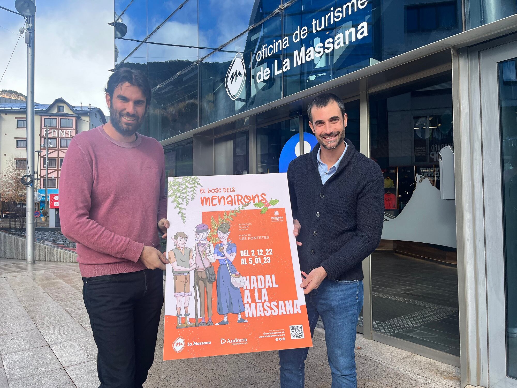 Els consellers de cultura, Guillem Forné (e) i de turisme, Josep Maria Garrallà (d), amb el cartell de les activitats de Nadal de la Massana d'enguany.