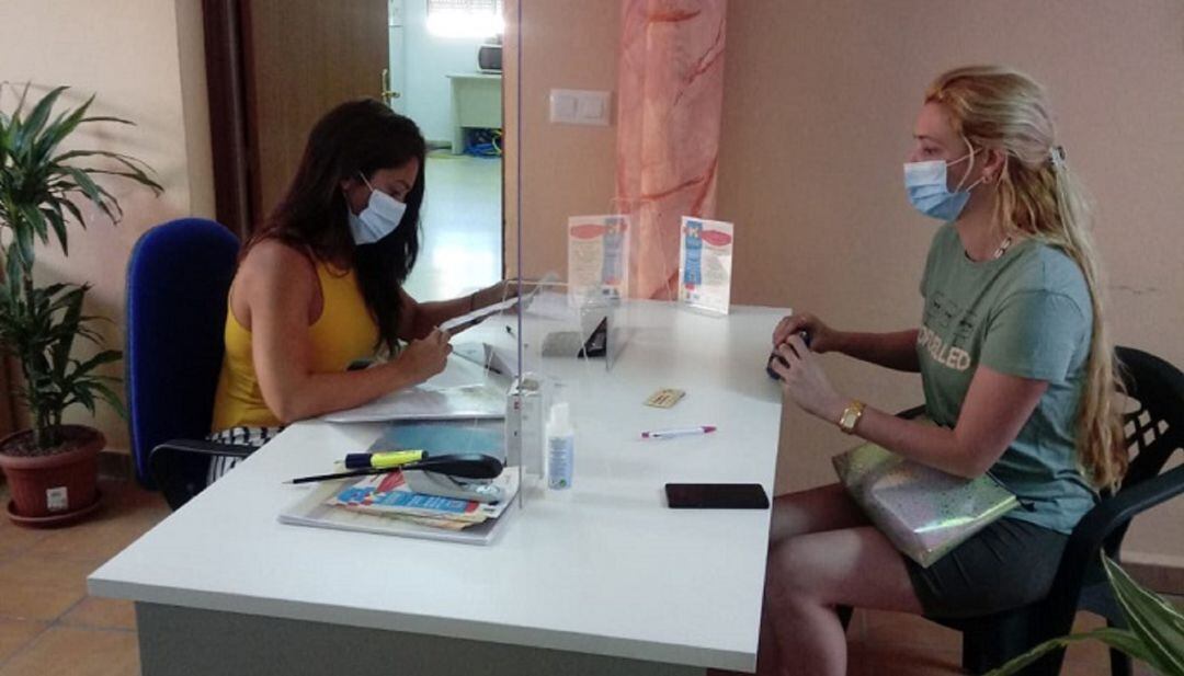 Reparto de la beca a una mujer en Algeciras.