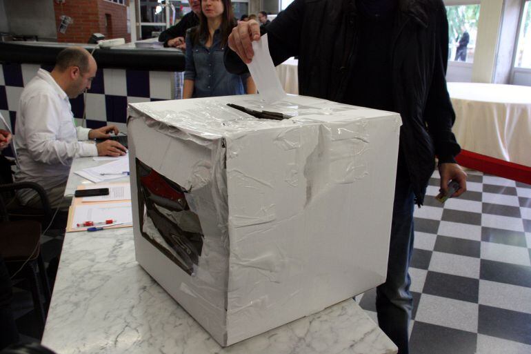 L'estat en què ha quedat una de les urnes afectades després de la irrupció dels cinc encaputxats a l'Escola d'Hostaleria de Girona. 