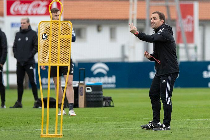 Jagoba Arrasate dando instrucciones en Tajonar