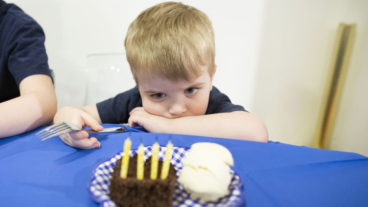 El "trauma" de cumplir años en agosto y no poder celebrarlo con tus amigos del colegio