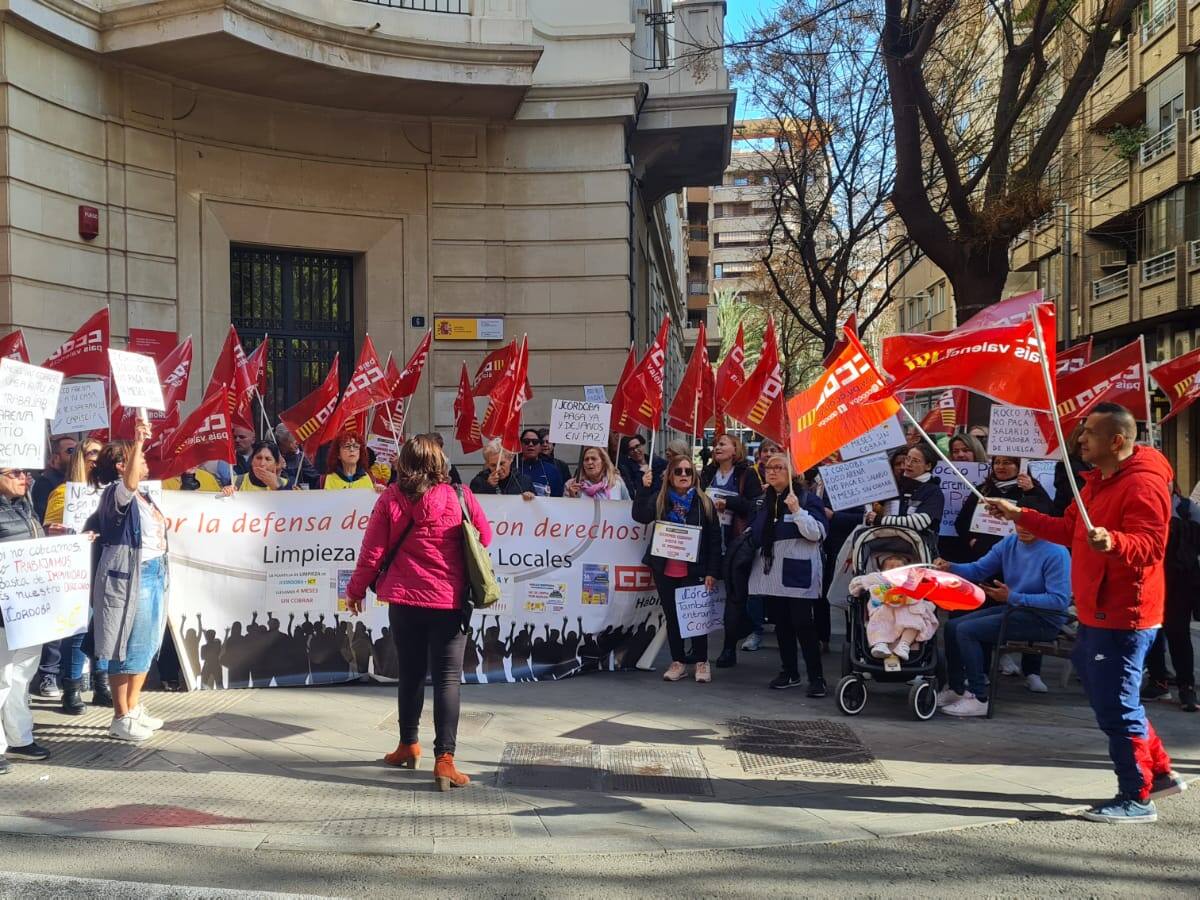 800 trabajadoras de la limpieza en Alicante llevan cinco meses sin cobrar y 18 días en huelga