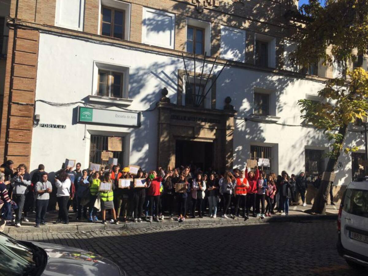 Los alumnos de la Escuela de Arte exigen que les garanticen que no hay riesgo de derrumbe