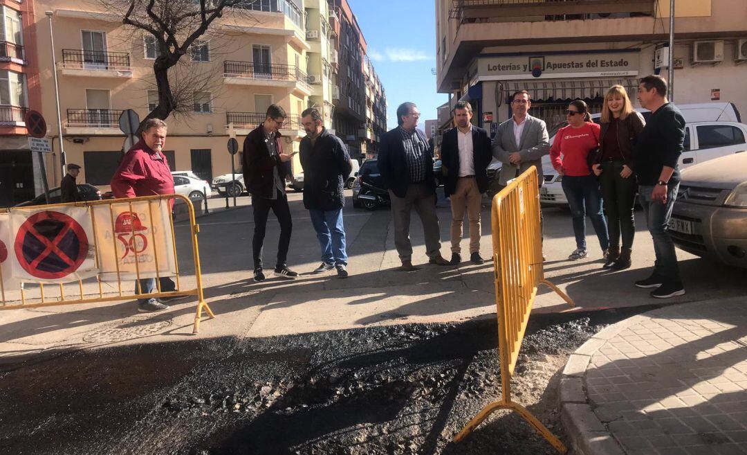 Diferentes autoridades municipales visitan una obra anterior en Santa Isabel.