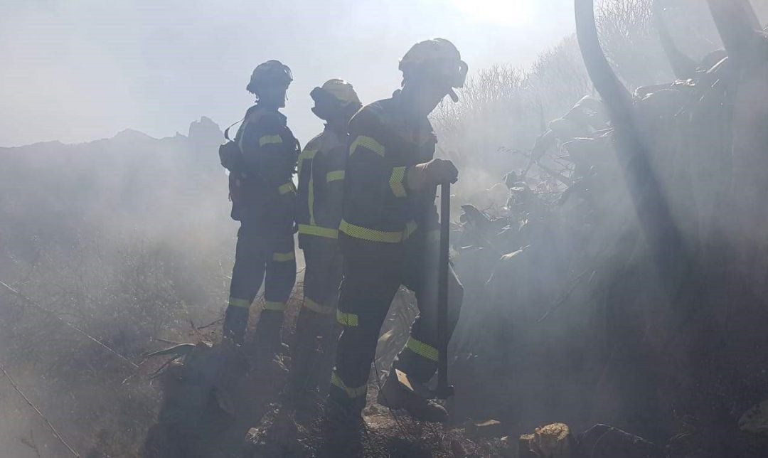 Bomberos trabajan durante el incendio.