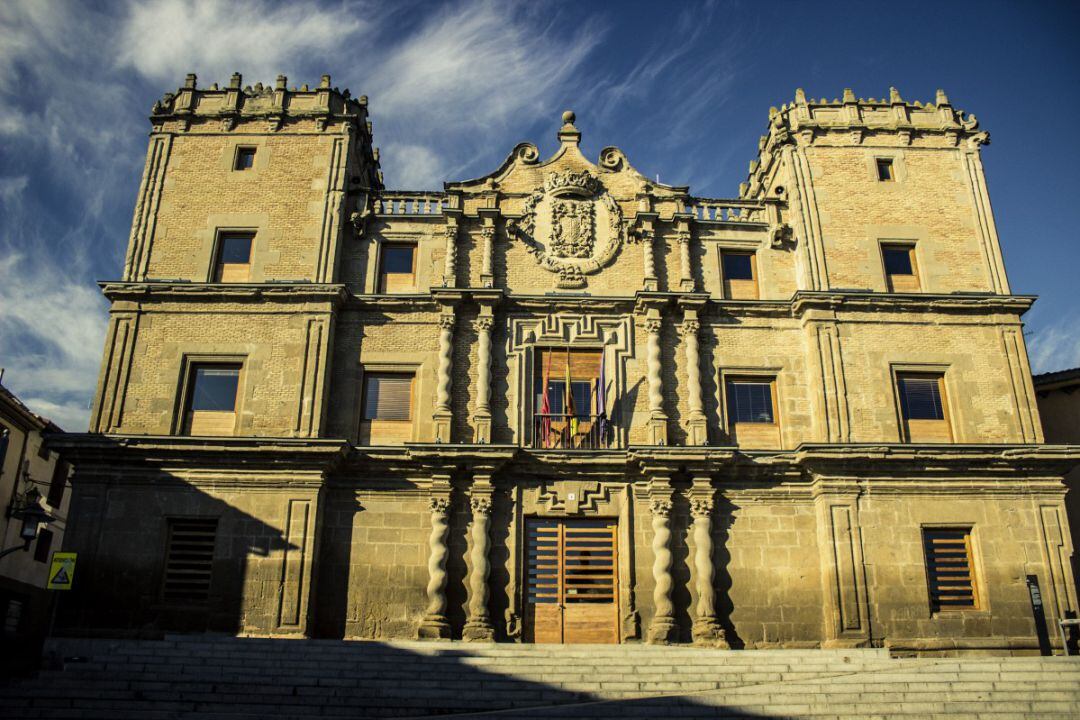 Fachada de la casa consistorial de Miranda de Arga