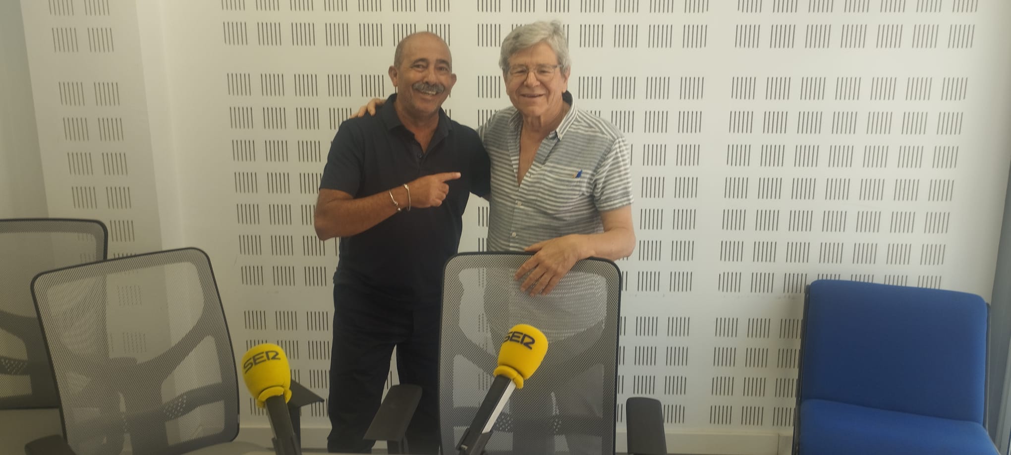 El pintor y poeta Pedro Rodríguez junto a Antonio García ex director de la Escuela de Arte León Ortega de Huelva