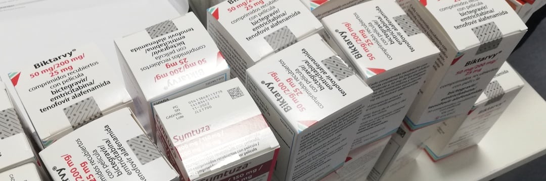 Cargamento de antirretrovirales, en la farmacia del Hospital Ramón y Cajal.