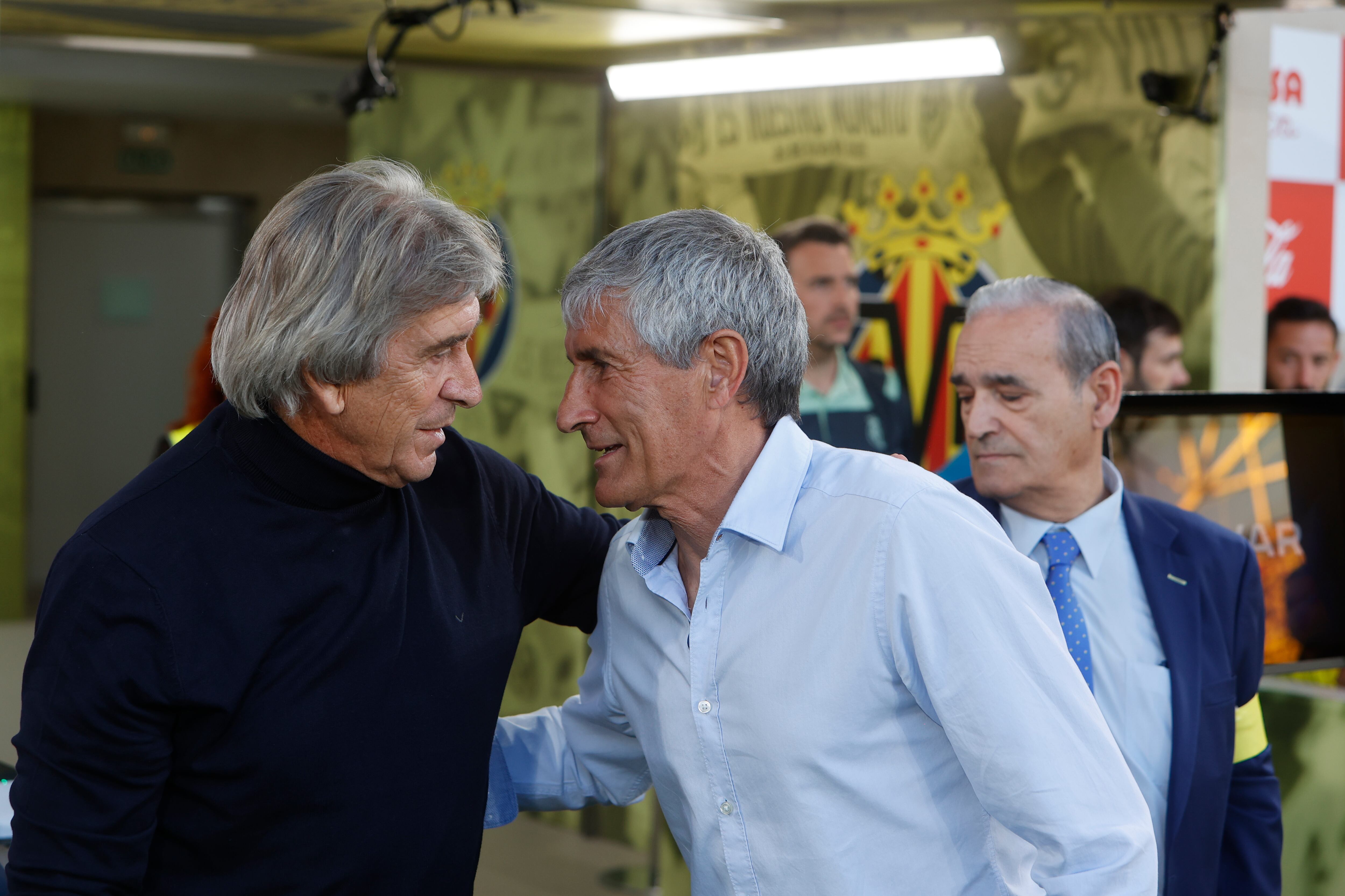 Los entrenadores del Villarreal, Quique Setién (d) y del Betis, Manuel Pellegrini, se saludan antes del encuentro correspondiente a la jornada 25 de primera división disputado hoy domingo en el estadio de La Cerámica, en la localidad castellonense. EFE / Domenech Castello